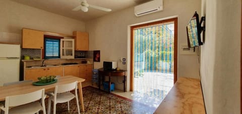 Fridge, oven, stovetop, coffee/tea maker