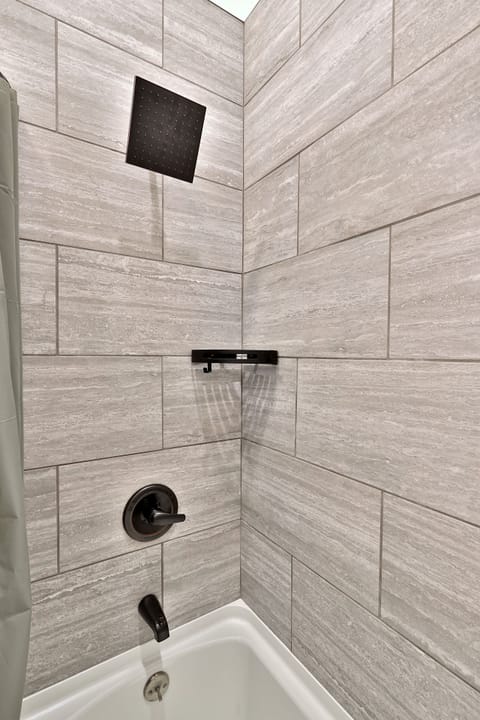 Combined shower/tub, hair dryer, towels