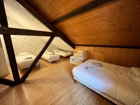 5 bedrooms, travel crib, internet