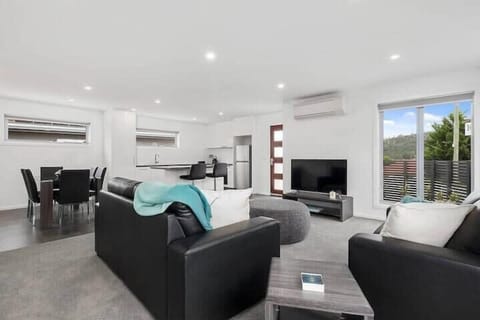 Dave  Rating, 5 stars
,·August 2025
Simple layout, good location, convenient to go to the supermarket to buy things!Fully equipped kitchen! Convenient!