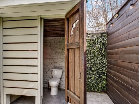 Combined shower/tub, hair dryer, towels, soap