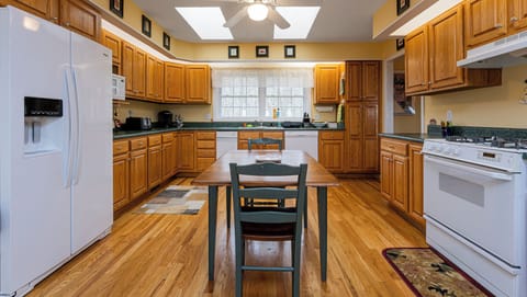 Spacious kitchen to prepare your favorite meal.