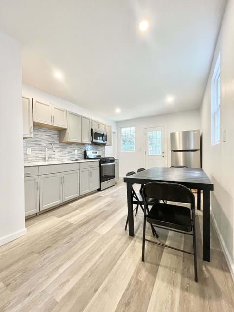 Private kitchen | Fridge, microwave, oven, stovetop