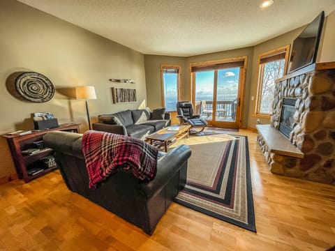 Windsong 610 is a bright townhome located near Beaver Bay, Minnesota.