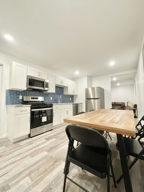 Private kitchen | Fridge, microwave, oven, stovetop