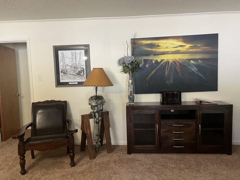 Indoors, Furniture, Living Room, Chair, Screen