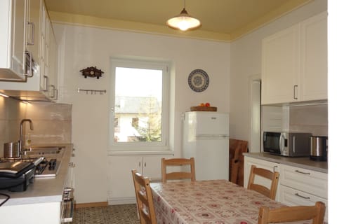 The kitchen also overlooks the garden and the mountains