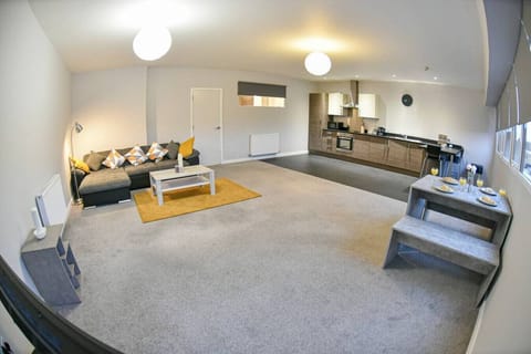 Huge Apartment - 2 Bathrooms - Central Ipswich Condo in Ipswich