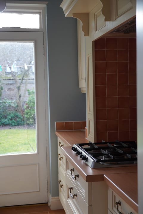KITCHEN WITH DOOR TO PRIVATE GARDEN G12 9NP