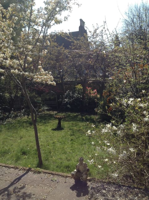 COACH HOUSE PRIVATE GARDEN G12 9NP