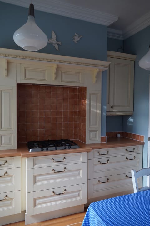 COACH HOUSE SEPEARTE KITCHEN G12 9NP