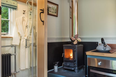 Cosy Log Burner & En Suite Shower Room