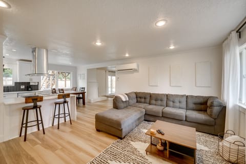 Living Room | Smart TV | Free WiFi | Central A/C & Heating