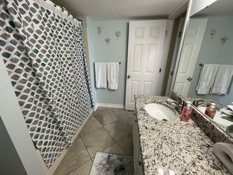 Combined shower/tub, hair dryer, towels