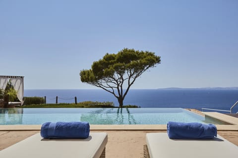 Outdoor pool, an infinity pool, sun loungers