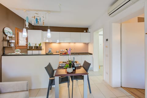 The kitchen with the dining table