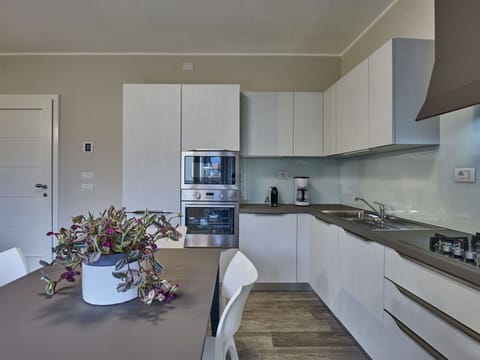 Water, Sky, Boat, Daytime, Building, Cloud, Watercraft, Azure, Vehicle, Plant