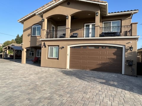 Main house with 4 bedrooms, 3 baths, 2 sleeper sofas and a Murphy bed. Covered hot tub, BBQs and hibachi grill