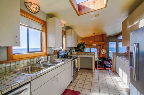 Galley kitchen w/ all kitchen amenities