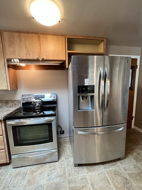 Fridge, microwave, stovetop, dishwasher