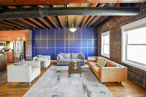 Perfect for any group size, from solo explorers to families and friends, this comfortable Louisville apartment is your gateway to the city's top sights and the rich flavors of Kentucky bourbon. Unwind in comfort after your day's adventures!