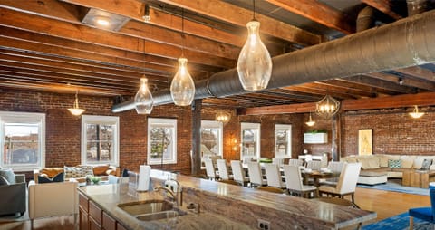 Your spacious getaway near Shelby Park in Louisville, where weekend adventures await for families exploring Kentucky. It’s the perfect place to gather, rest, and plan your outings in the city and beyond.