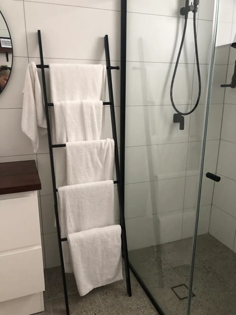 Rainfall showerhead, towels