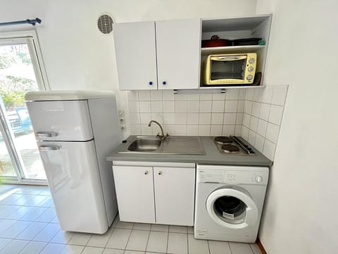 Fridge, microwave, oven, coffee/tea maker