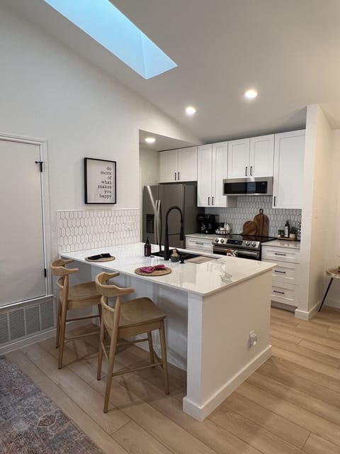 Bar and kitchen well equipped for all of your cooking needs.