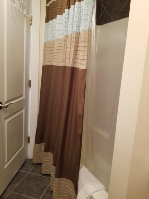 Combined shower/tub, towels