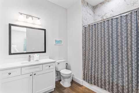 Combined shower/tub, hair dryer, towels