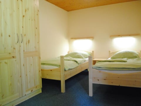 3 bedrooms, cribs/infant beds, bed sheets, wheelchair access
