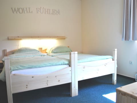 3 bedrooms, cribs/infant beds, bed sheets, wheelchair access