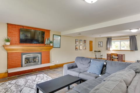Living Room | Free WiFi | Gas Fireplace | Desk | Lower-Level Unit