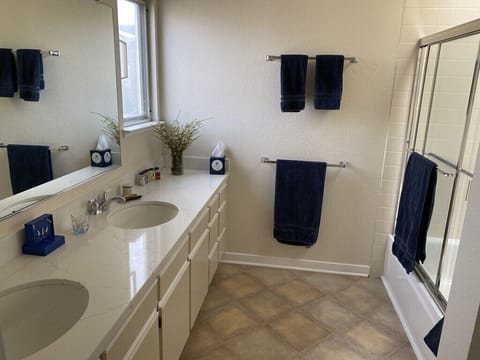 Combined shower/tub, hair dryer, towels