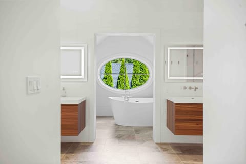 Combined shower/tub, jetted tub, hair dryer, towels