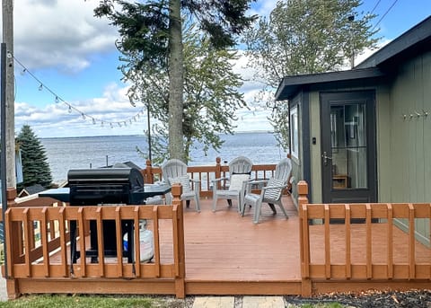 *Fall Deck Seating* Enjoy the crisp fall air &the picturesque views of the Lake.