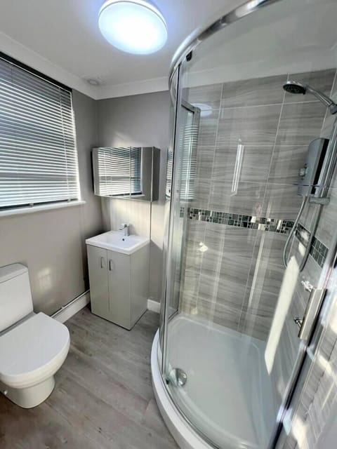 Combined shower/tub, hair dryer, towels