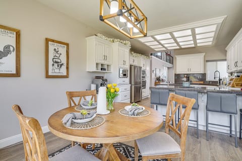 Dining Area | Trash Bags & Paper Towels Provided | Espresso Machine Unavailable