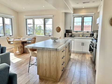 Private kitchen | Fridge, microwave, oven, stovetop