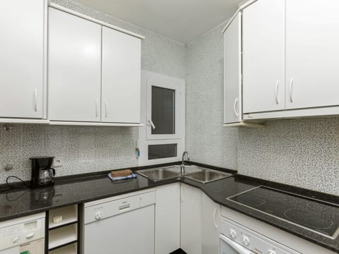 Fridge, oven, dishwasher, cookware/dishes/utensils