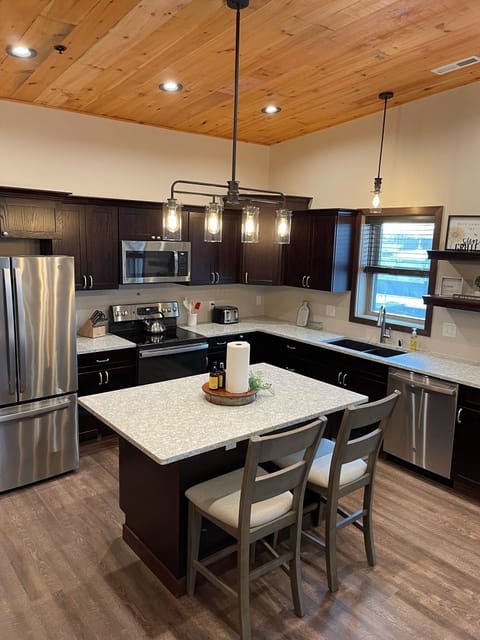 Private kitchen | Fridge, microwave, oven, stovetop