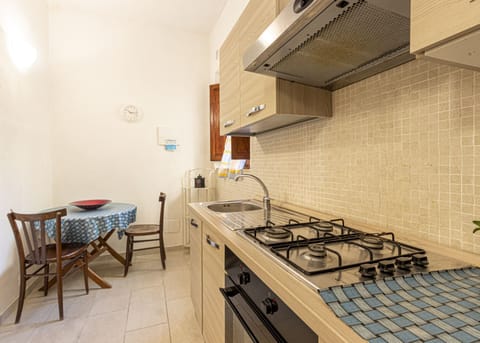 kitchen and table-Atena-Elba Island