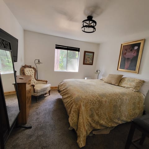 3rd Bedroom- King Bed