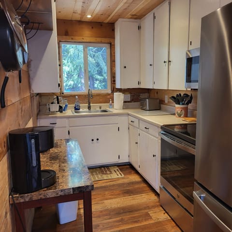 Refrigerator, Stove, Microwave, Dishwasher, Coffee Pot, nad Dishware