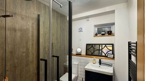 Combined shower/tub, towels