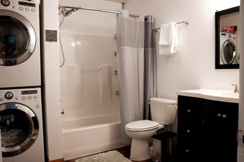 Combined shower/tub, hair dryer, towels