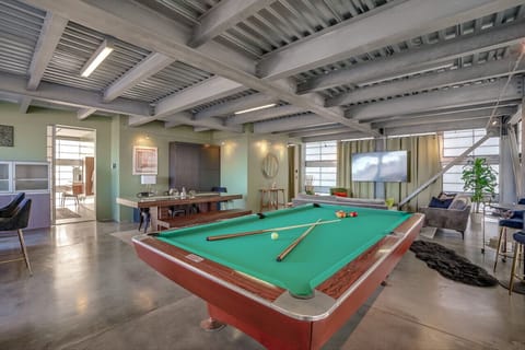 Hustler style, tournament pool table