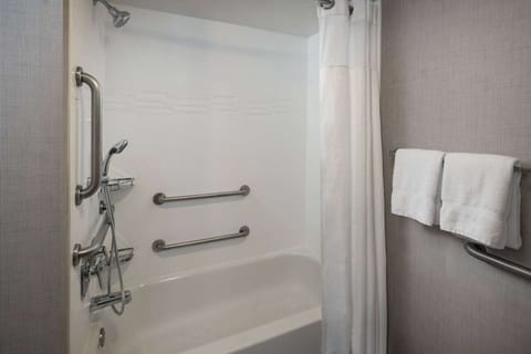 Combined shower/tub, hair dryer, towels