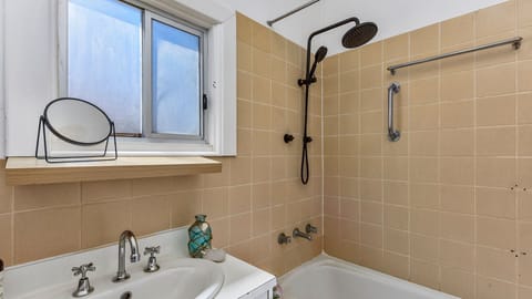 Combined shower/tub, towels